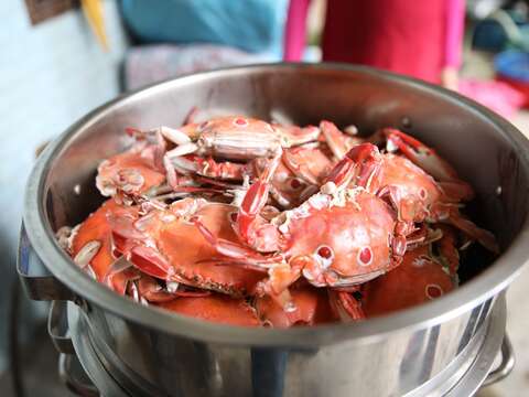 「2025新北海派」呈现当季海蟹料理，透过推广在地海鲜品牌，展现新北沿海渔港的新鲜美味与地方特色。