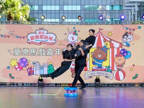 「2025新北歡樂耶誕城」首週末由「童樂馬戲嘉年華」熱力登場，點燃節慶歡樂氛圍。
