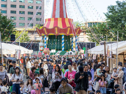 「童樂馬戲嘉年華」除了精彩逗趣的表演節目外，還有美食市集攤位，歡樂與美味一次滿