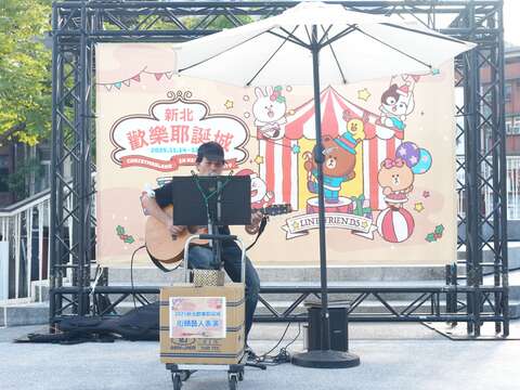 每周六、日16时至20时有精彩音乐演出及街头艺人表演，陪伴民众度过悠闲又惬意的冬日午後。