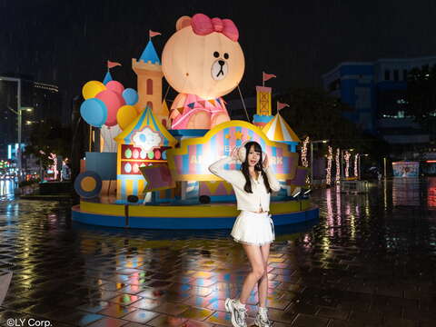 府中广场灯区「LINE FRIENDS冒险游乐场」中，有可爱的熊美坐镇府中广场迎接每位来访的游客。