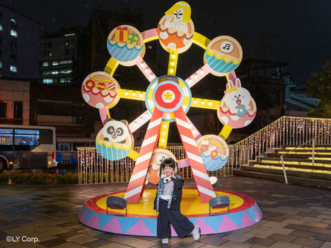 府中广场缤纷可爱的甜甜圈造型摩天轮「LINE FRIENDS欢乐摩天轮」，角色们乘坐在缓缓转动的车厢中向游客挥手微笑，趣味与疗癒感十足。
