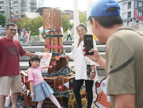 府中广场设有象徵祝福的「耶诞许愿树」，邀请每位来访的民众写下对耶诞节的心愿与祝福。