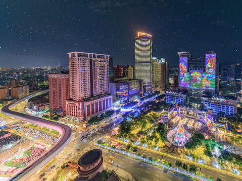 新北市政府呼吁民众善加利用大众运输前往各会场，共同维护活动品质，让每一位游客都能平安、顺利、愉快地享受耶诞城的美好时光。