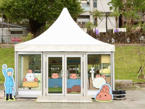 每逢周末假日限定的「水豚君快閃店」，推出碧潭限定周邊商品，讓粉絲們在合影之餘，還能將這份療癒帶回家。