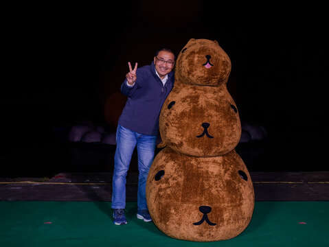 水豚君人偶將於12月6日、12月7日、12月13日、12月14日、12月20日、12月21日連續三週的假日，於指定時段開放現場民眾近距離合影。(圖為11月1日揭幕儀式市長侯友宜與水豚君人偶合影)