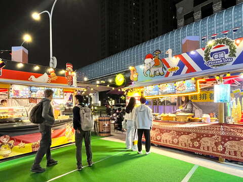 捷运环状线板桥站南广场市集则展现多国风味，从美式、日式、韩式至泰式料理一应俱全，像是在耶诞市集中环游世界。