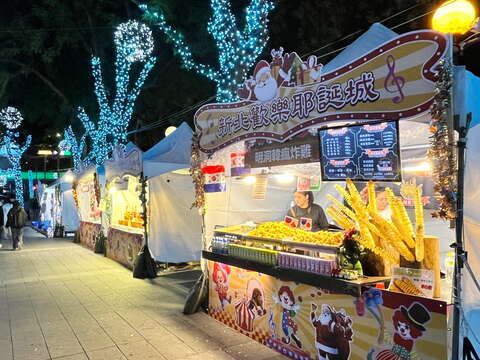 板桥车站站前广场周边进驻超过40摊美食小吃，丰富选择让人满足味蕾的每一个愿望。
