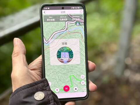 APP显示参与者完成任务并成功寻获宝石。画面同步记录累计距离、花费时间与目前高度等健行资讯。