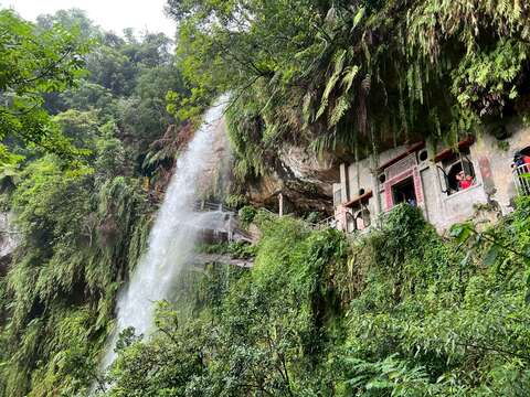 银河洞瀑布自岩壁倾泻而下，水势壮观，构成步道上的特色景观。