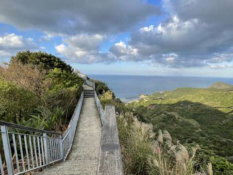 漫步在芒花環繞的報時山步道，觀景台視野開闊可輕鬆眺望陰陽海。