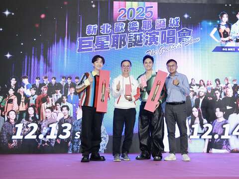 新北市市長侯友宜特別贈送陳漢典和曾子余大小金鏟子，祝福兩位早生貴子。(新北市觀光旅遊局局長楊宗珉代表致贈)