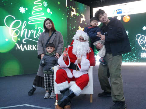 大小朋友最期待的耶诞老人将惊喜现身陪伴大家，留下美好的耶诞佳节回忆！(图为2024年资料照)