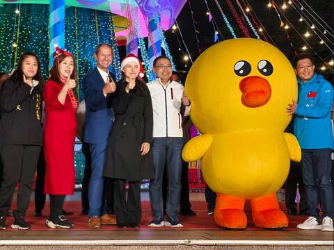 新北市市長侯友宜、德國經濟辦事處首席代表暨處長蘭依樺、歐洲經貿辦事處處長Lutz Güllner 谷力哲及現場貴賓共同觀賞第二支全新雷射光雕秀，呈現出光彩炫目的視覺震撼。