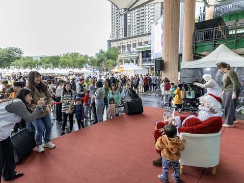 活動三天都有溫馨快樂的耶誕老人與大家相見歡，邀請大家相約來歡慶美好耶誕佳節。