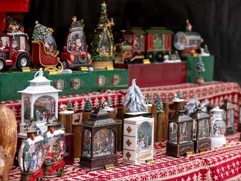 今(5)日迎來「Freunde willkommen!德國耶誕市集」活動首日，現場進駐多樣德式美食與商品市集，充滿濃厚的異國耶誕氛圍。