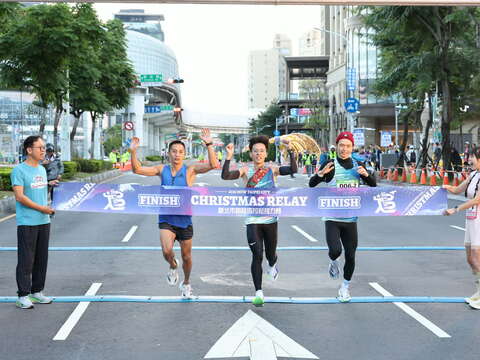 2025新北耶誕馬拉松接力賽，由冠軍隊伍3位跑者攜手衝線奪冠，現場氣氛沸騰，為活動掀起最高潮。