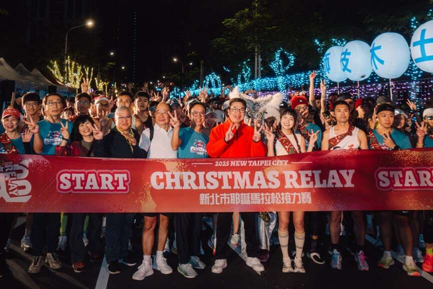 劉和然副市長（中）在起跑前為跑者加油打氣，祝大家享受賽事、平安完賽。