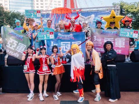 新北市耶誕馬拉松變裝組的得獎者與變裝跑友齊聚舞台，開心留下大合照。
