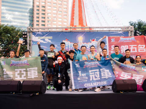 競賽組得獎隊伍齊聚舞台，拍下榮耀時刻！