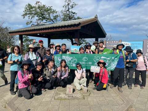 大栋山海拔405公尺，设有一等三角点与图根点，适合作为攻略後的打卡地标。