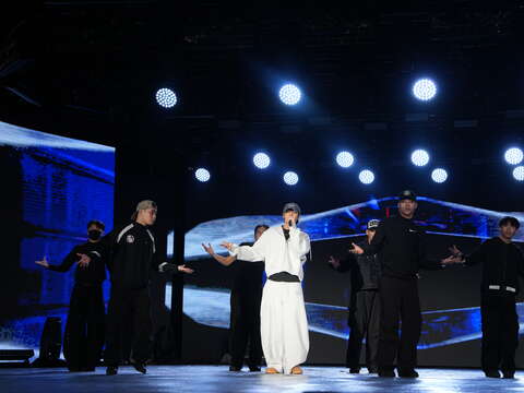 薛恩接續上臺彩排，將現場氣氛一波波推向高潮。