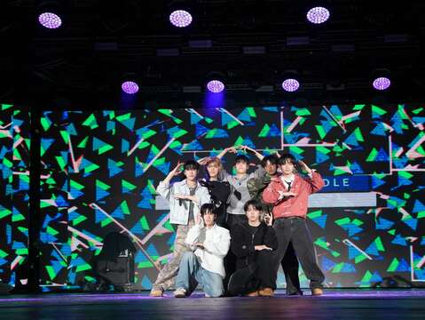 F.F.O上臺彩排，為觀眾預告一場精彩絕倫的舞臺饗宴。