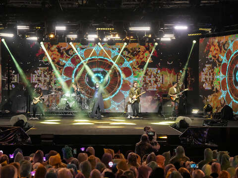 「巨星耶诞演唱会—The Greatest Show」由金曲乐团麋先生MIXER揭开序曲。