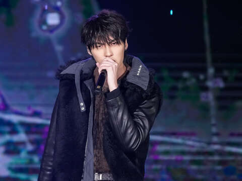 薛恩的演出持续将现场热度往上推升。