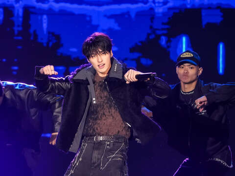 薛恩以〈LEVEL UP〉嗨翻全场。