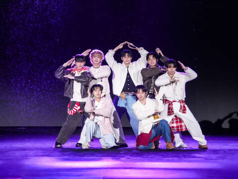 《原子少年2》冠军团F.F.O一现身就引起台下粉丝尖叫声不断。