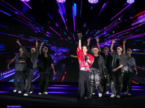 小乐 吴思贤演唱睽违九年的新专辑中曲目〈LET GO〉、〈Sing With Me〉、〈Another Life〉及〈Chas