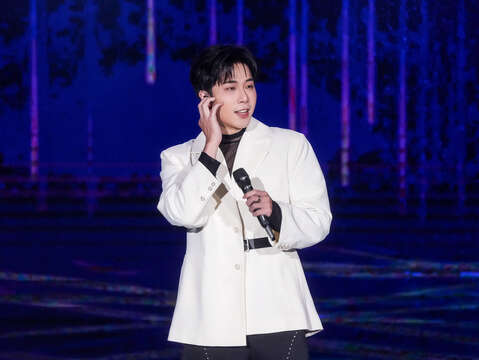 李东轩深情歌唱〈其实我…〉。