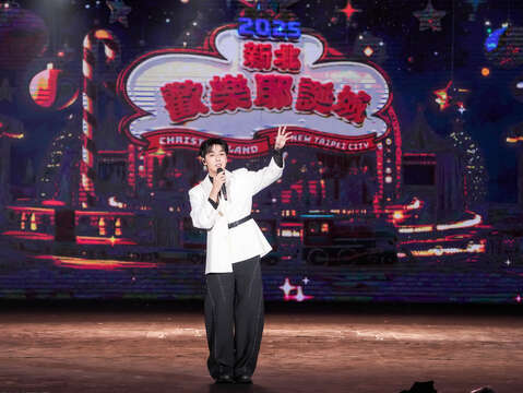 李东轩温柔的歌声感动全场。