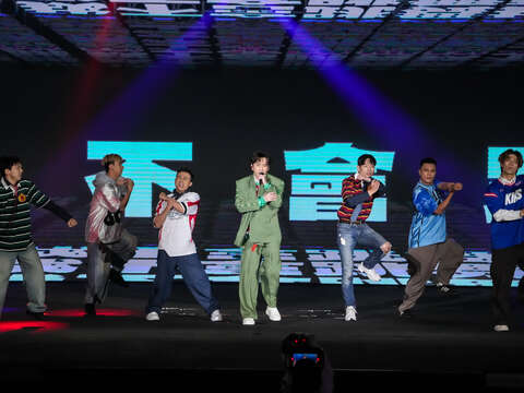 主持人陈汉典以闪亮姿态站上舞台，带来唱跳曲目〈我不会跳〉。