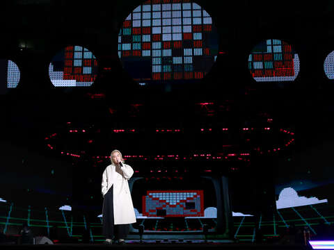 熊仔以犀利歌詞搭配獨特節奏感，澈底點燃全場觀眾情緒，饒舌能量席捲每個角落。