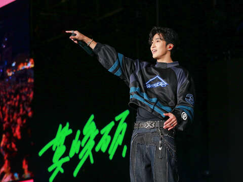 婁峻碩SHOU舞臺感染力全面引爆，讓市民廣場瞬間沸騰成派對現場！