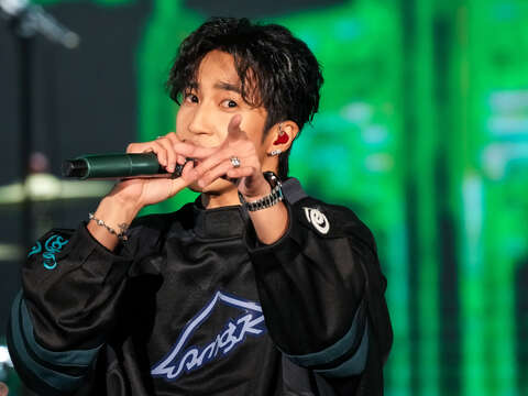 「人氣饒舌歌手」婁峻碩SHOU一口氣帶來〈No Rush〉、〈刀〉、〈鑰匙還你〉、〈不小心〉、