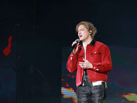 J.Sheon最後以〈輸情歌〉陪歌迷度過一個溫暖又獨特的冬夜時光。-2