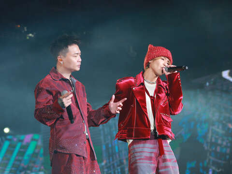 雙人創作組合GX 鼓鼓呂思緯 蕭秉治強勢登場，帶來精彩組曲演出。