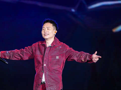 蕭秉治帶來耶誕限定版的個人驚喜歌曲〈恆星〉。