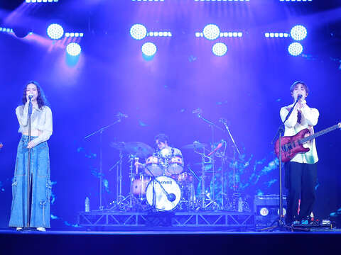 告五人溫暖又充滿力量的聲線在市民廣場迴盪，為今(14)晚拉開華麗序幕。
