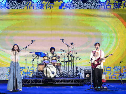 「超人氣Z世代天團」告五人震撼開場，帶來〈我想要佔據你〉、〈帶我去找夜生活〉、〈