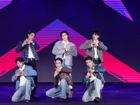 「超人氣第一男團」Ozone一踏上舞臺，立即引起全場粉絲歡呼尖叫。