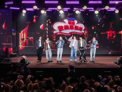 「超人氣第一男團」Ozone演唱剛推出的應景耶誕全新單曲〈浪漫主意〉，將首次的Live唱跳