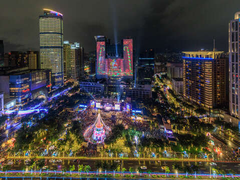 2025新北歡樂耶誕城「巨星耶誕演唱會—The Greatest Show」今(13)日火熱登場。