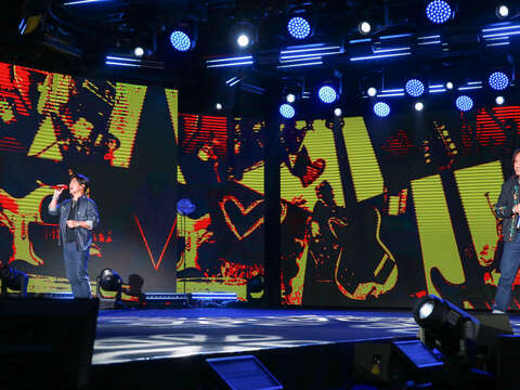 壓軸登場的「金曲演唱組合」動力火車，帶來〈趁少年〉、〈外套〉、〈忠孝東路走九遍〉及〈我很好騙〉多首經典曲目。