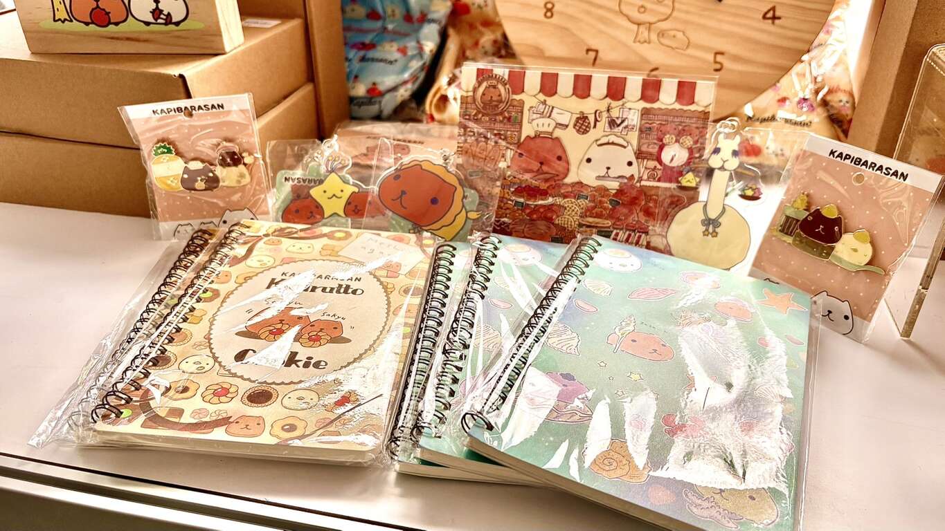 活動期間只要在碧潭餐飲遊憩區指定店家單筆消費滿300元，即獲得限量水豚君周邊好禮兌換券，可換取如線圈筆記本、金屬徽章、壓克力吊飾、造型湯匙及雷雕明信片等。