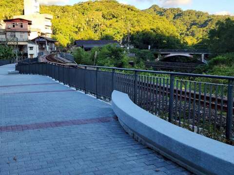 「新北市平溪嶺腳寮-望古觀瀑步道亮點環境營造計畫工程」嶺腳廣場以人為本設計並順應鐵道曲率，營造線性景觀。