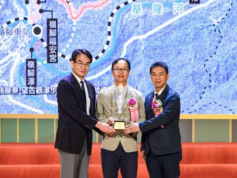 新北觀旅局榮獲第33屆中華建築金石首獎 於頒獎典禮中接受表揚